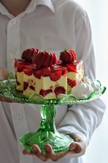 Ciasto babci Ani na biszkoptach z truskawkami Ciasto babci Ani na biszkoptach z truskawkami