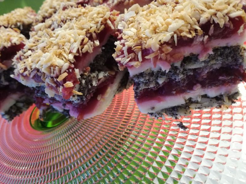 Ciasto bez mąki z frużeliną wiśniową i budyniem