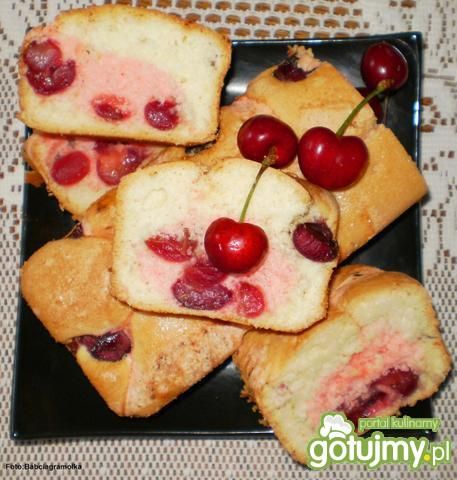Ciasto biszkoptowe z czereśniami  Ciasto biszkoptowe z czereśniami