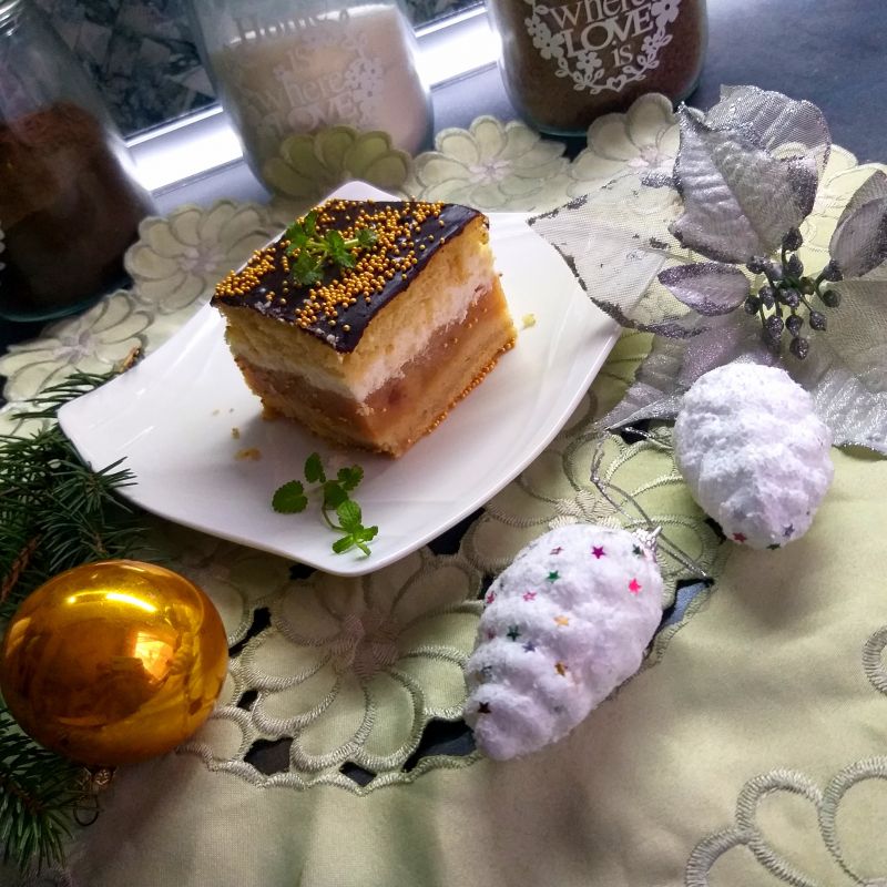 Ciasto biszkoptowe z jabłkiem, kremem , polewą