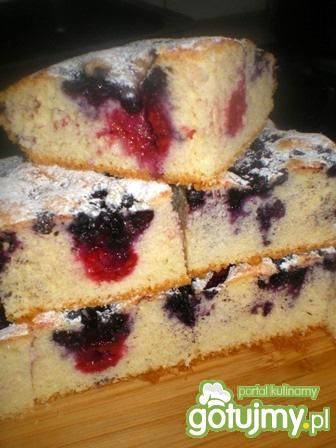 Ciasto biszkoptowe z jagodami i malinami
