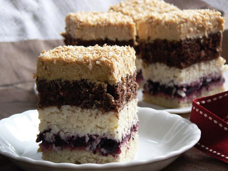 Ciasto biszkoptowe z kremem kokosowo-migdałowym