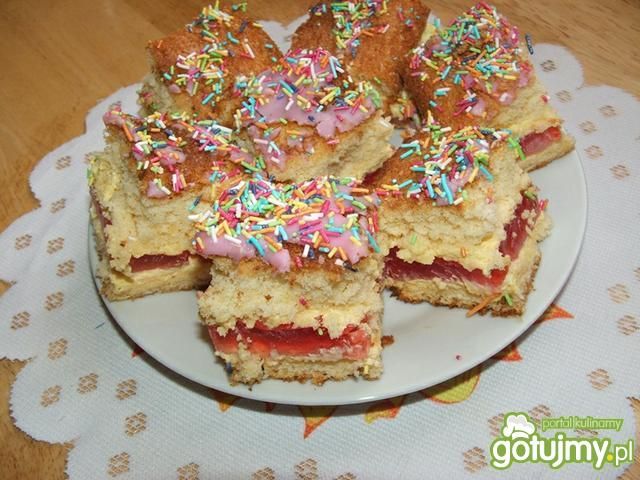 Ciasto biszkoptowe z lukrem i posypką