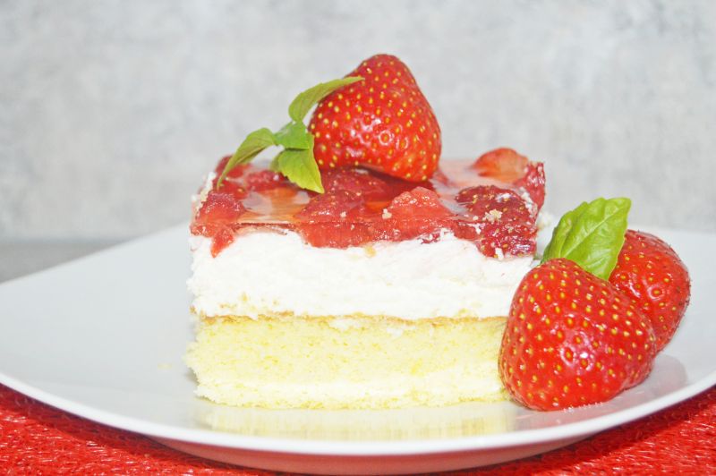 Ciasto biszkoptowe z masą śmietanową i truskawkami Ciasto biszkoptowe z masą śmietanową i truskawkami