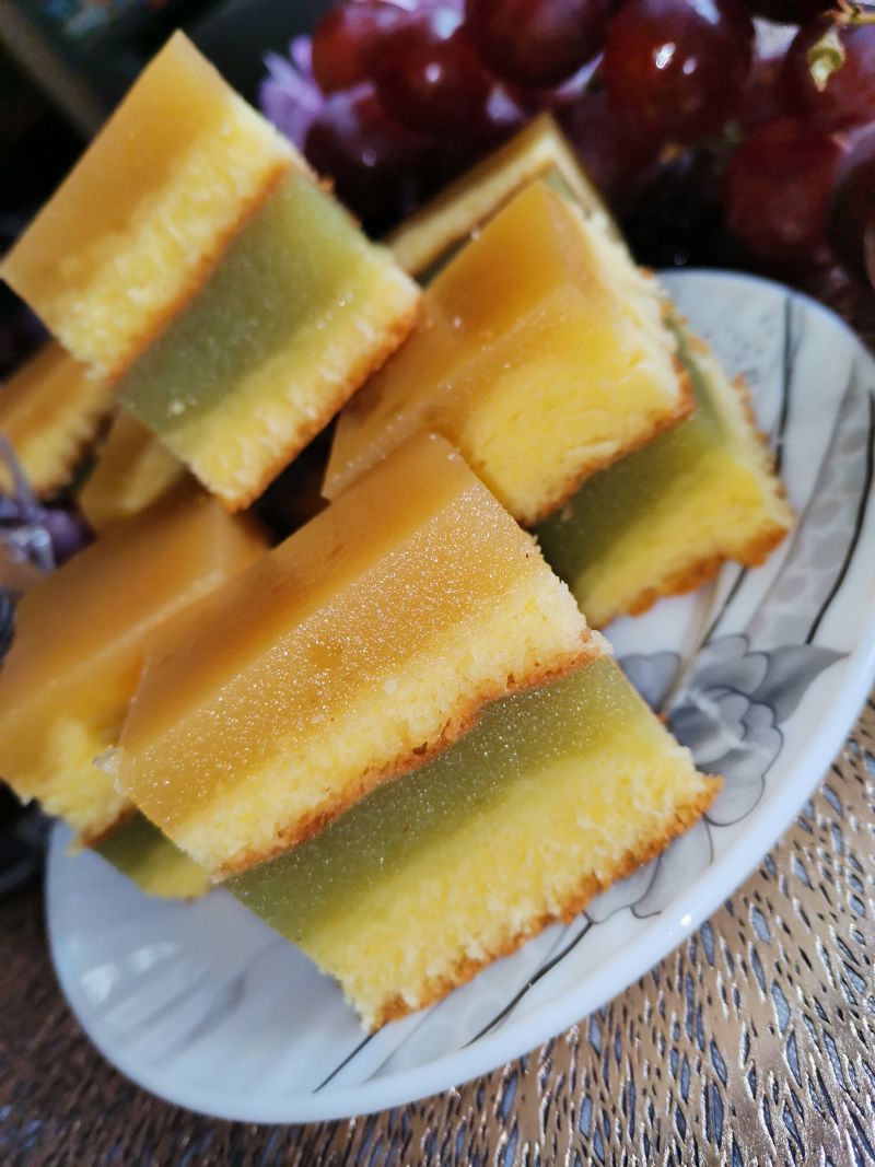 Ciasto biszkoptowe z musem jabłkowym i galaretkami