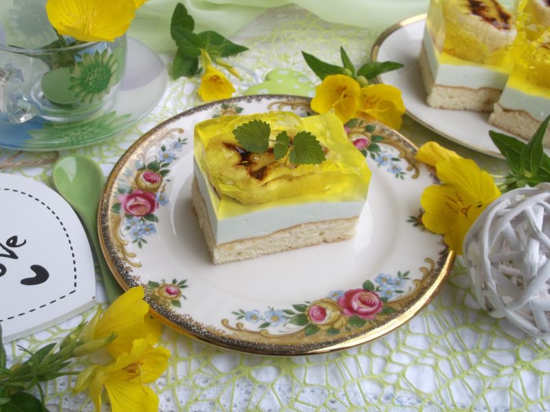 Ciasto biszkoptowe z pianką, galaretką i roladkami Ciasto biszkoptowe z pianką, galaretką i roladkami