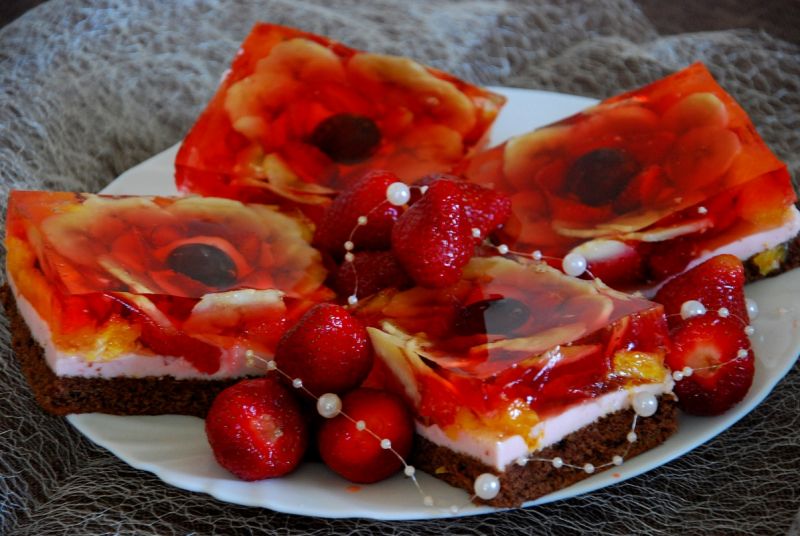 Ciasto biszkoptowe z pianką, owocami i galaretką   Ciasto biszkoptowe z pianką, owocami i galaretką