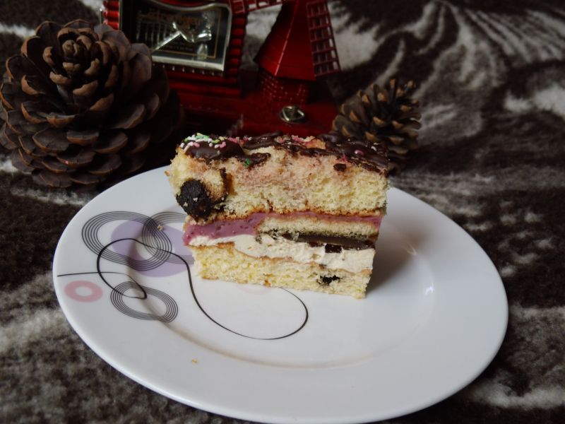 Ciasto biszkoptowe z pierniczkami i masami Ciasto biszkoptowe z pierniczkami i masami