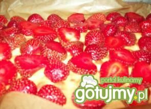 Ciasto biszkoptowe z truskawkami
