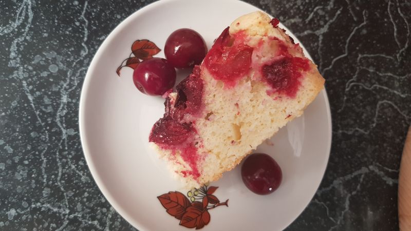 Ciasto biszkoptowe z wiśniami Ciasto biszkoptowe z wiśniami