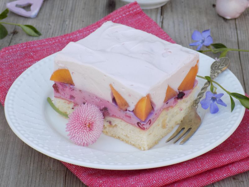 Ciasto biszkoptowo-jogurtowe z brzoskwiniami Ciasto biszkoptowo-jogurtowe z brzoskwiniami