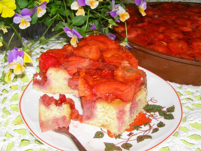 Ciasto budyniowe z truskawkami Ciasto budyniowe z truskawkami