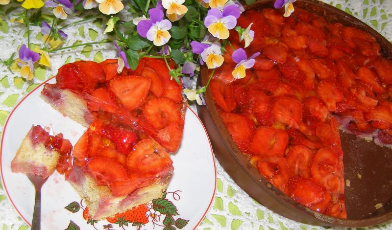 Ciasto budyniowe z truskawkami Ciasto budyniowe z truskawkami