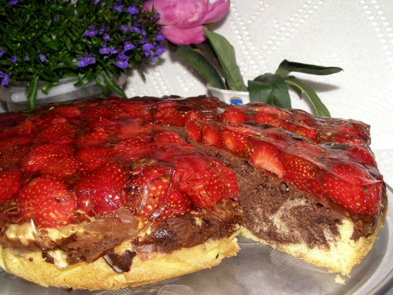 Ciasto budyniowe z kakao i truskawkami w galaretce