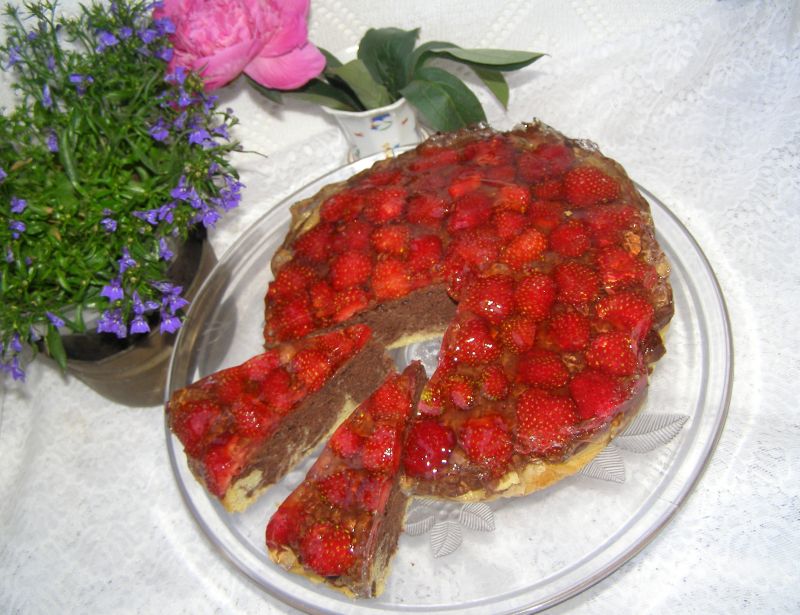 Ciasto budyniowe z kakao i truskawkami w galaretce