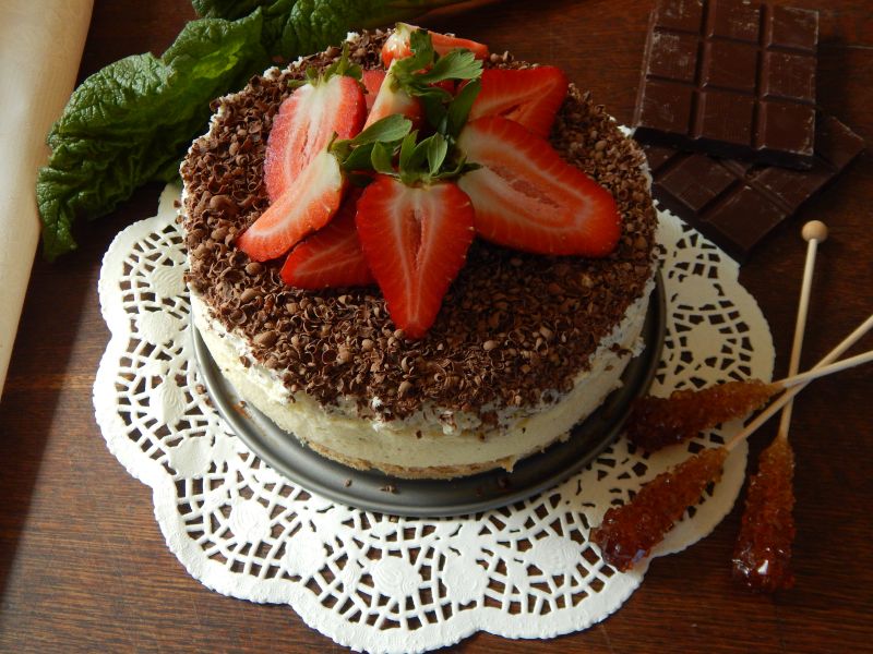 Ciasto budyniowe z truskawkami