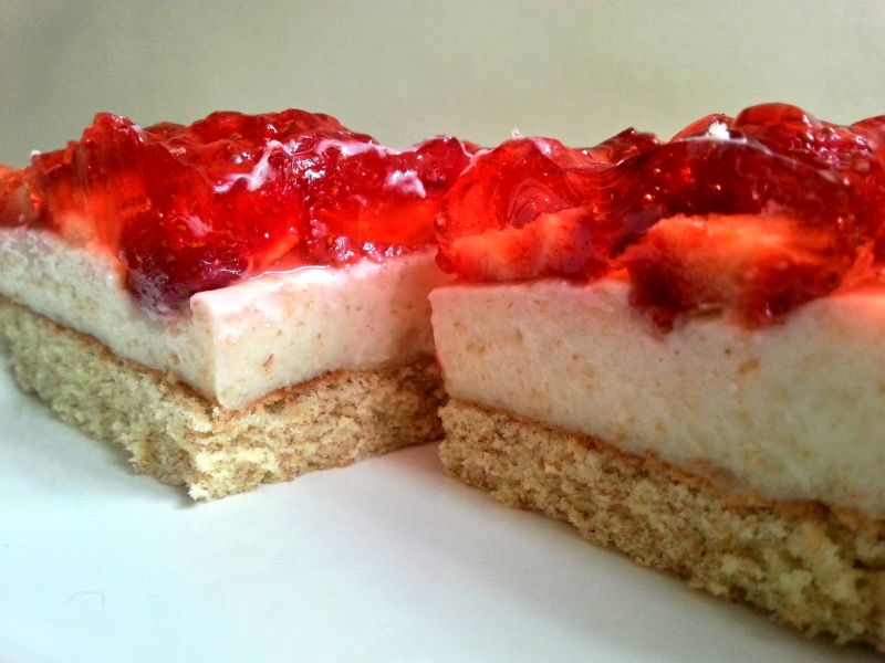 Ciasto budyniowo truskawkowe Ciasto budyniowo truskawkowe