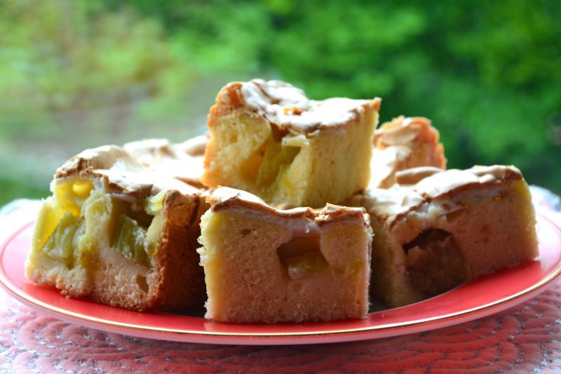 Ciasto całoroczne z rabarbarem oraz bezą