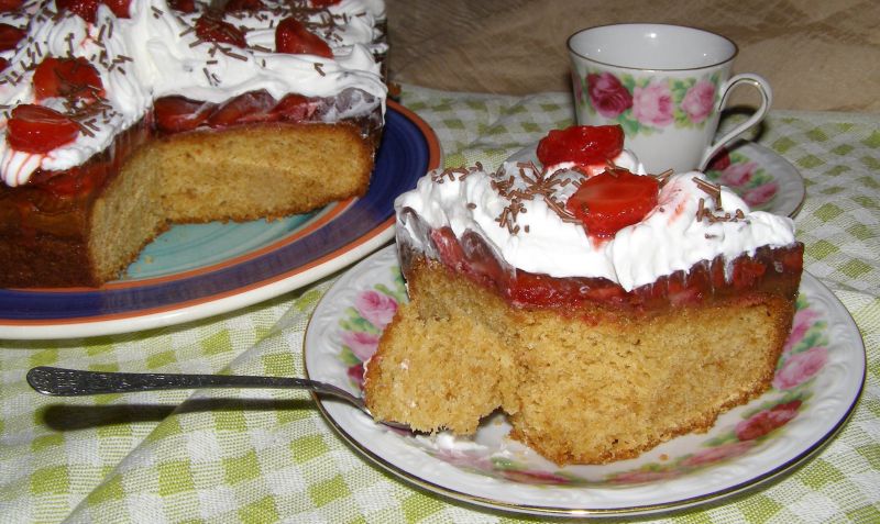 Ciasto chałwowe z truskawkami i bitą śmietaną Ciasto chałwowe z truskawkami i bitą śmietaną