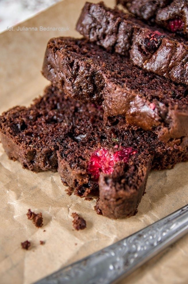Ciasto cukiniowo-kakaowe z malinami Ciasto cukiniowo-kakaowe z malinami