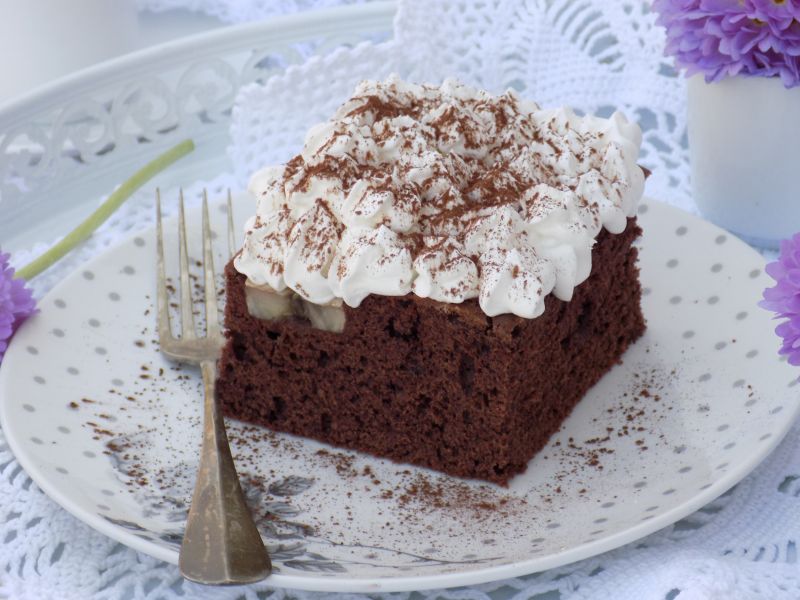 Ciasto czekoladowe z bananami i bitą śmietaną