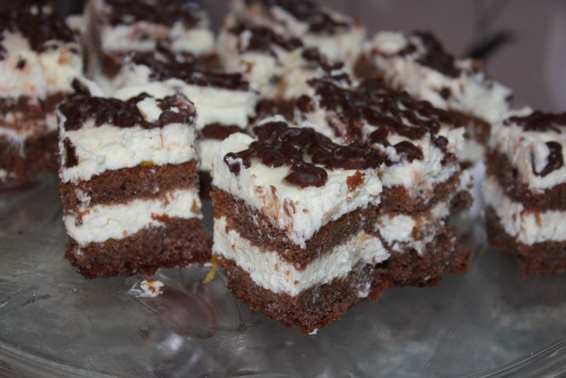 Ciasto czekoladowe z bitą śmietaną Ciasto czekoladowe z bitą śmietaną