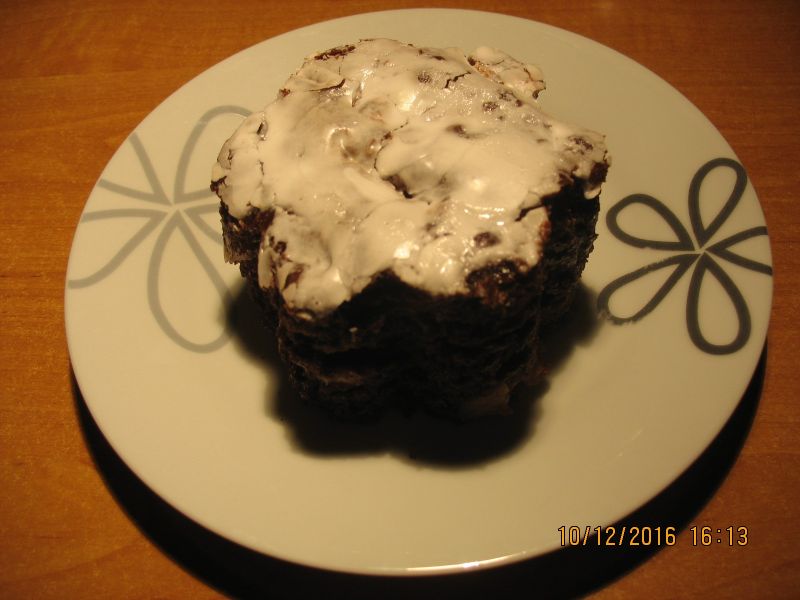 Ciasto czekoladowe z jabłkami/gruszk polane lukrem