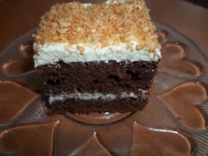 Ciasto czekoladowe z kremem i wiórkami