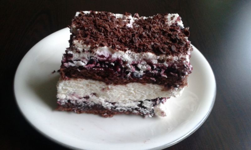 Ciasto czekoladowe z kremem serowym i porzeczkami 