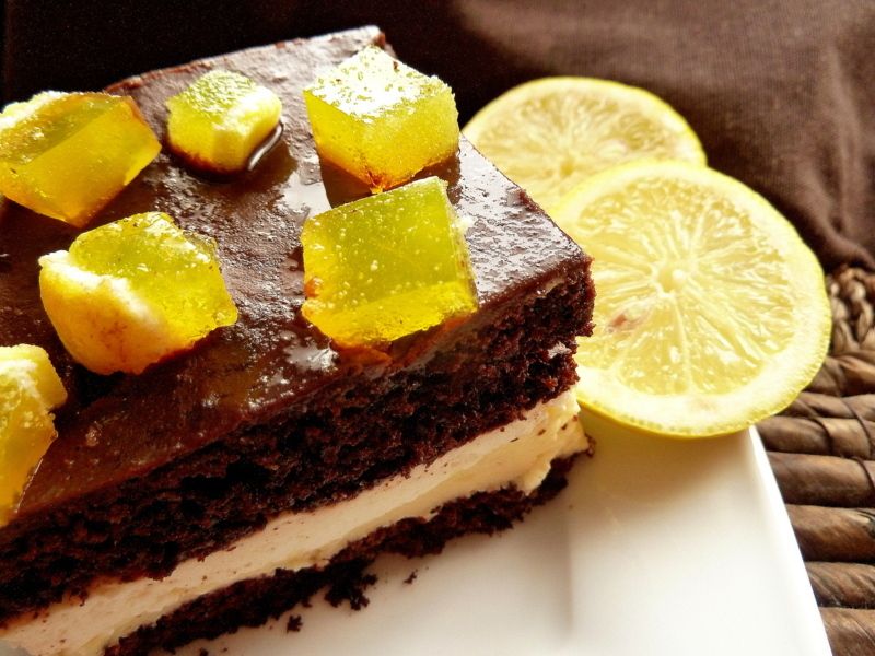 Ciasto czekoladowe z masą cytrynową i śmietaną