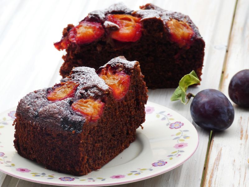 Ciasto czekoladowe z maślanką i śliwkami