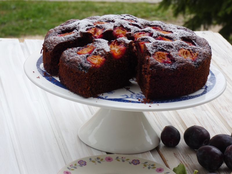 Ciasto czekoladowe z maślanką i śliwkami