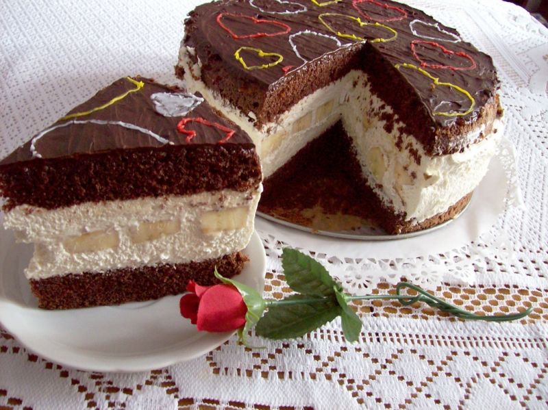 Ciasto czekoladowe z musem kawowym i bananami 