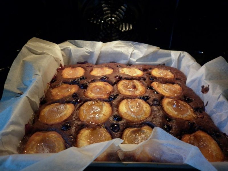 Ciasto czekoladowo - cukiniowe z morelą i borówką Ciasto czekoladowo - cukiniowe z morelą i borówką