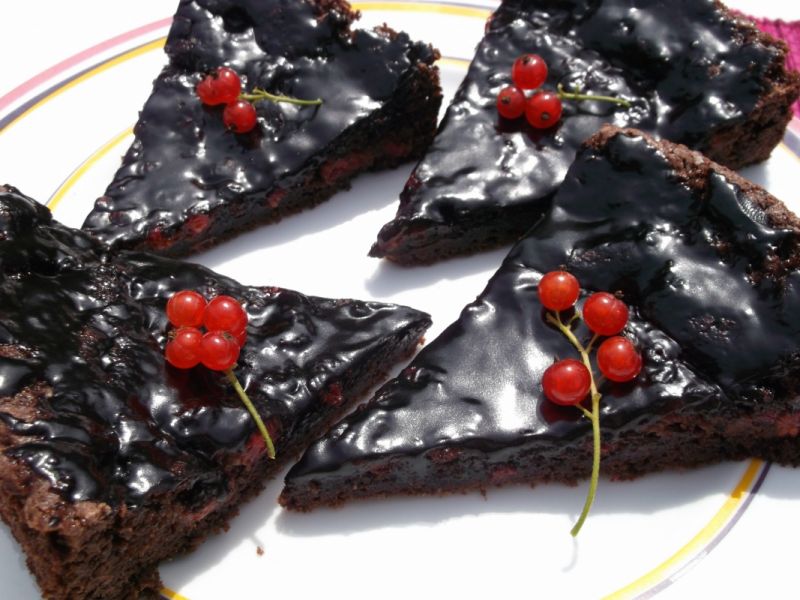 Ciasto czekoladowo-porzeczkowe