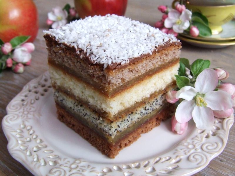 Ciasto czterosmakowe przekładane jabłkami Ciasto czterosmakowe przekładane jabłkami