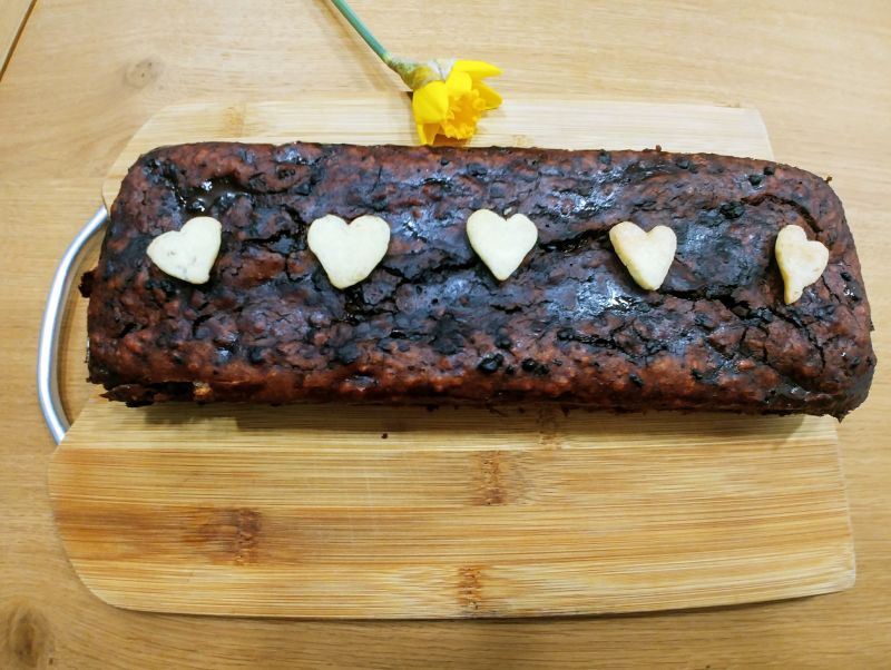 Ciasto daktylowe z owocami i kruchymi serduszkami Ciasto daktylowe z owocami i kruchymi serduszkami