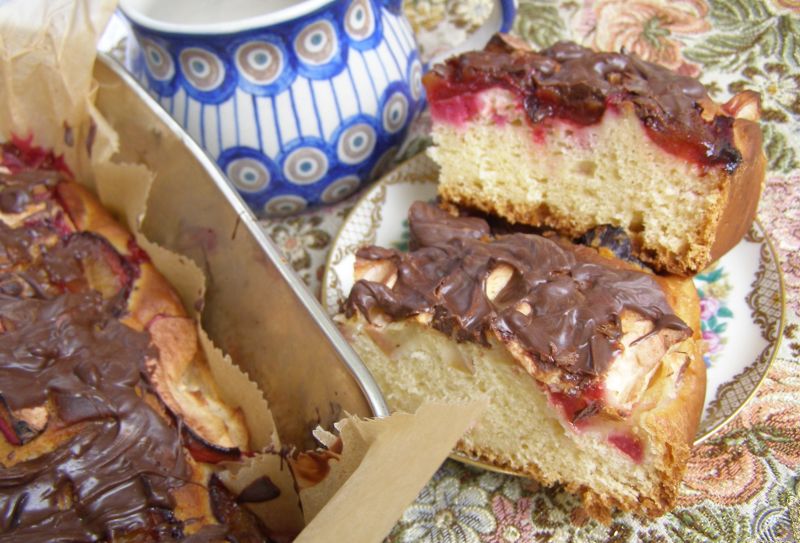 Ciasto drożdżowe jabłkowo-śliwkowe z polewą.