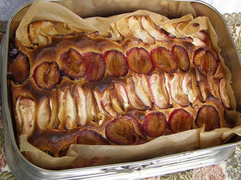 Ciasto drożdżowe jabłkowo-śliwkowe z polewą.
