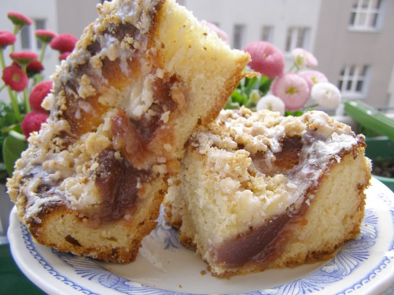 Ciasto drożdżowe rózgą wyrabiane z marmoladą.