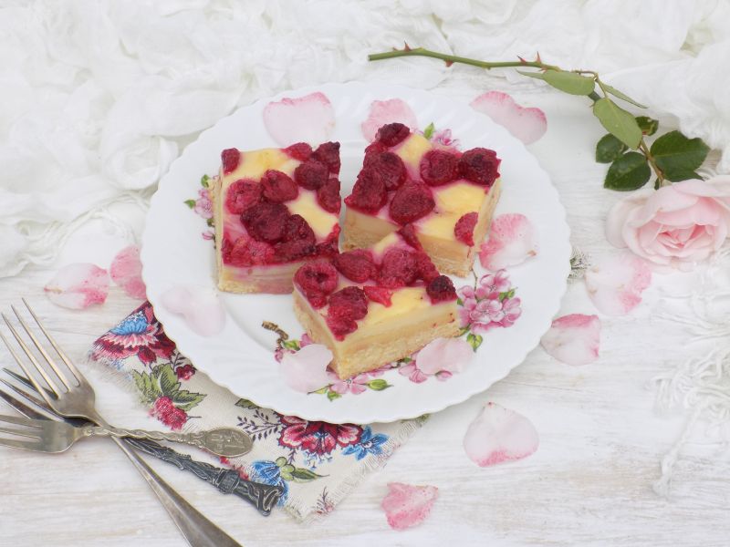 Ciasto drożdżowe z budyniem i malinami