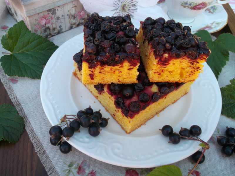 Ciasto drożdżowe z czarnymi porzeczkami  Ciasto drożdżowe z czarnymi porzeczkami