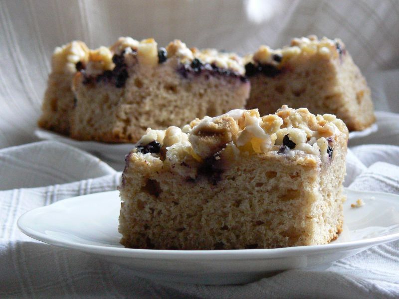 Ciasto drożdżowe z jabłkami i borówkami