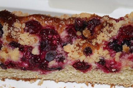 ciasto drożdżowe z jagodami i wiśniami