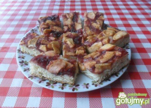 Ciasto drożdżowe z konfiturą i jabłkami Ciasto drożdżowe z konfiturą i jabłkami