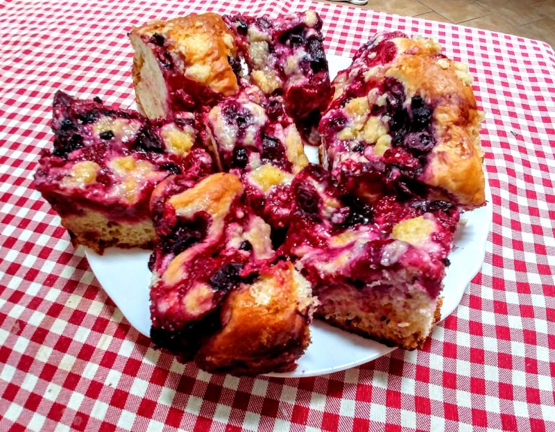Ciasto drożdżowe z malinami, borówkami i jagodami Ciasto drożdżowe z malinami, borówkami i jagodami