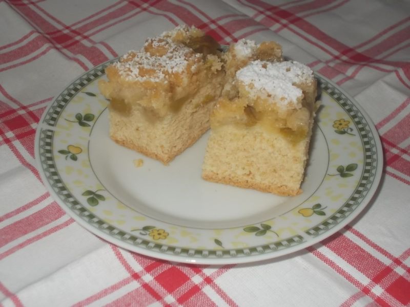 Ciasto drożdżowe z malinami i rabarbarem