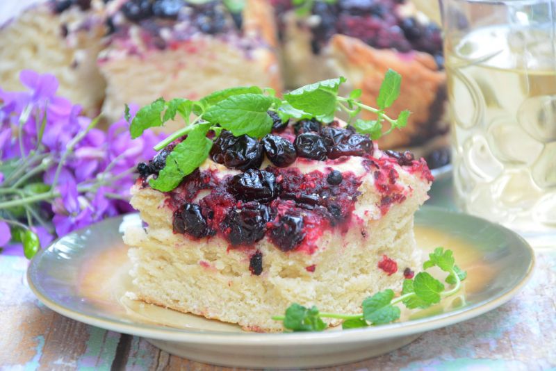 Ciasto drożdżowe z owocami leśnymi i żurawiną  Ciasto drożdżowe z owocami leśnymi i żurawiną