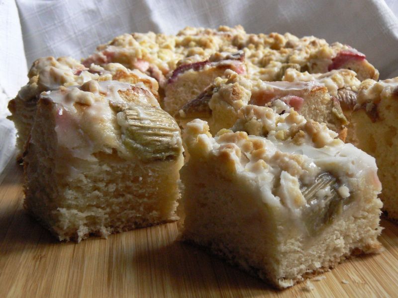 Ciasto drożdżowe z rabarbarem i kruszonką Ciasto drożdżowe z rabarbarem i kruszonką
