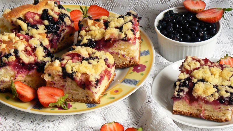 Ciasto drożdżowe z truskawkami i borówkami